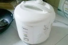 电饭锅脏了不要用水擦了，教你个土方法，2分钟快速变干净视频封面