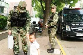 武警执行任务偶遇儿子，求抱抱遭拒绝，战友这个举动令无数人动容视频封面