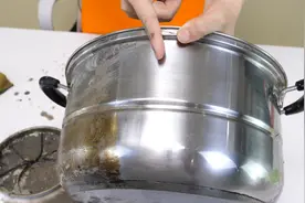不锈钢锅发黄难清洗，教你一招，用它抹一抹，5分钟又亮又光滑视频封面