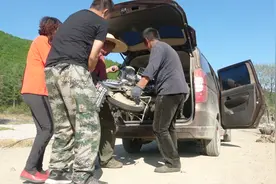 大山里的生活，小伙把电动车装进面包车，去县城花400元修好视频封面