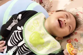 可爱萌宝宝最怕搔痒，哥哥姐姐咯吱肚子让他笑到崩溃！视频封面