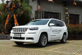全新Jeep大指挥官开起来如何？三大件+四驱调校出色，NVH满分视频封面