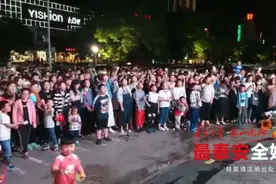 泰安街头上百人合唱《后来》，听了是否有点小感慨？图片