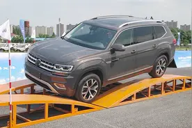 难怪大众在中国销量那么好，40万的途昂过交叉轴，奔驰大G都服了视频封面