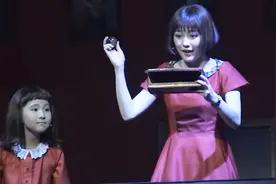 日本舞台剧表演，每个演员的表情都相当丰富