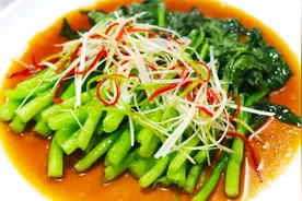 饭店做的白灼菜心为啥那么好吃，大厨教你怎样熬白灼汁，百吃不厌视频封面