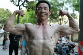燃爆！浙江大叔杂货铺里练肌肉，59岁成健美冠军：两块胸肌会抖动视频封面