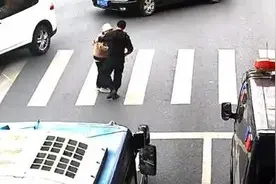 杭州萧山街头一名特警扶老奶奶过马路 竟是一名狙击手！大家直呼好暖！图片