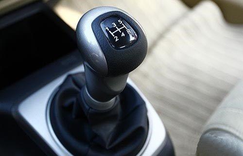 我们在开手动挡车时换挡的标准是什么，该如何换挡呢？