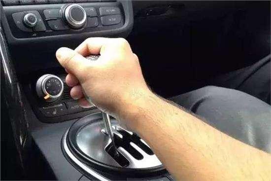 我们在开手动挡车时换挡的标准是什么，该如何换挡呢？