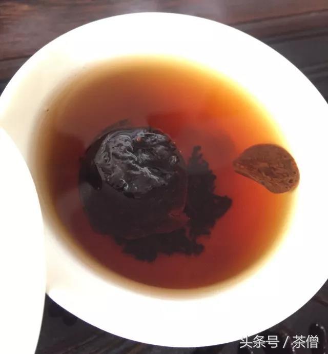 夏天喝什么茶好呢？来杯金桔果茶如何！