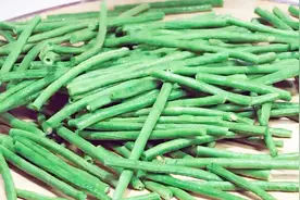 教大家一个腌豆角的方法，用这个方法腌出来的豆角，美味、爽脆！