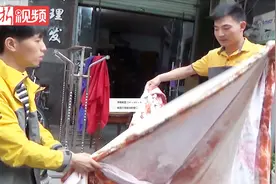 揪心！杭州一名男童从六楼坠落 幸得快递小哥用被单接住视频封面