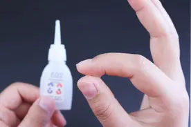 502胶水粘皮肤上再也不愁了，只需滴点它，再强力的胶水都能融化视频封面