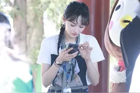 郑爽路透生图扎麻花辫清纯 颐和园写生变小画家笑容甜图片