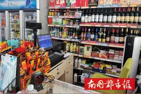 太嚣张！儋州一男子“抱”走整个收银柜图片