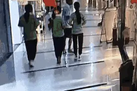 为老不尊！一6旬男子专对女生下手，商场内公然袭胸图片