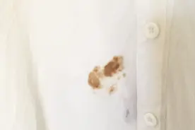 白色衣服染上重油污难清洗？教你一招，10分钟让衣服洁白如新