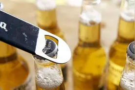 喝啤酒开瓶盖费劲？不用开瓶器，巧妙使用打火机，瓶盖轻松打开视频封面