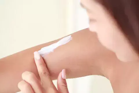 胳膊上起鸡皮疙瘩的原因