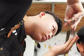 郑州一高校男生花2万学理发，还获“美发师四级”证，全校人沾光视频封面