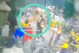 什么是英雄？杭州男童6楼坠落，快递小哥冲上前去徒手接下视频封面