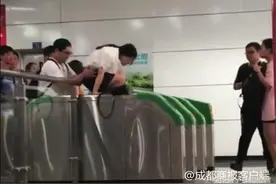 成都草莓音乐节翻越闸机逃票剩6人未补票，逾期将列入黑名单图片