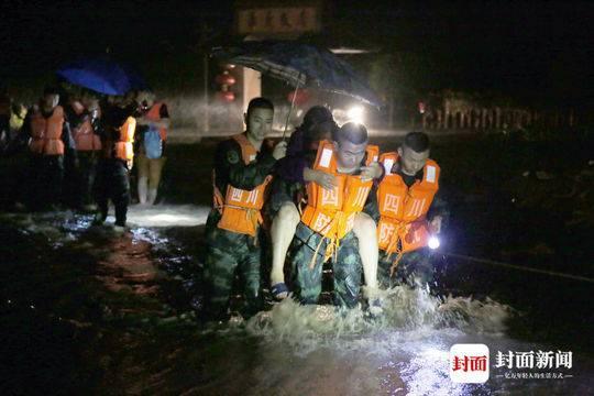 四川乐山暴雨致3人去世3人失联 老年人落水5秒钟被冲走