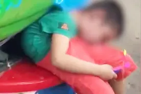 心痛！5岁男童被卡摇摇车内 背部都压弯了 为何无人问津视频封面