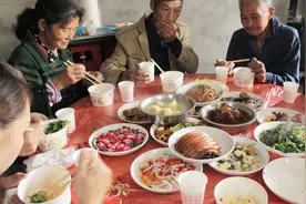 这就是重庆农村的坝坝席，一桌菜两百多，看看都是些什么菜？视频封面