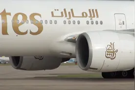 机场实拍波音777客机，加力起飞过程，发动机声音太强悍了