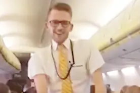 帅气空少飞机上推车脱衣跳热舞 空少尬舞秀吸引乘客目光 鼓掌欢呼