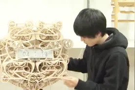 日本宅男小哥自制超复杂机械时钟，光看这齿轮运转都能让人掉下巴视频封面