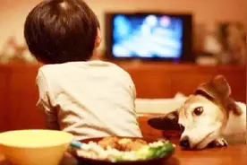 到底该不该让三岁的孩子看电视？心理学家的答案和你想的不一样视频封面