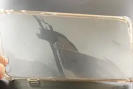 这样清洗手机壳还是第一次见，洗出来的效果还能反光，方法太好了视频封面