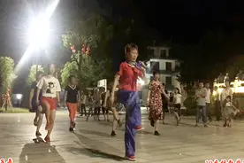 10步摇《浪漫樱花》教学现场，嗨爆全场的节奏！观众看傻了！