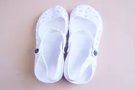 新买的拖鞋怎么除橡胶味？教你2个小窍门，异味很快就没了视频封面