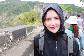 德国夫妻游中国北京，爬长城赶上下雨天，不小心弄了一身泥视频封面