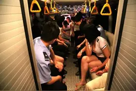 湖北警方捣毁涉黄窝点抓获27人 现场照曝光不堪入目图片