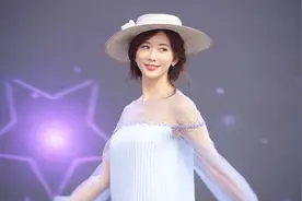 林志玲草帽短裙清爽亮相，自曝对婚姻有期待和憧憬，在努力！视频封面