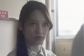 世界奇妙物语：学校楼梯上出现神秘的脚印，是谁的，故事太烧脑视频封面
