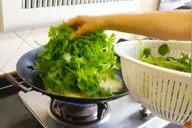 益母草滚汤，一道适合女性饮用的清汤，营养美味不输老火汤！视频封面