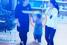 2岁男童疑似被家人遗弃，尿不湿里全是土，现已被送往福利院视频封面