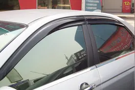 夏天在户外停车，为啥老司机都这样关车窗？门道真不少，新手注意