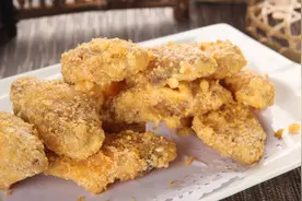 自己在家做蛋黄鸡翅，照样能吃出饭店的感觉，好吃还不难做！视频封面