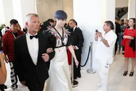 李宇春竟然结婚了？对象还是外国老头，父亲回应：那是保镖视频封面