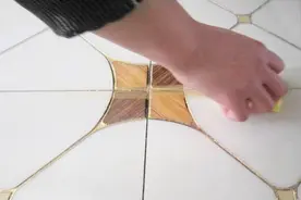 铺不砖的时候为什么十字缝对不到，装修师傅教你一招解决视频封面