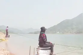 钓友陪着老婆去水库钓大物，一不小心扭伤了腰部任然继续守钓视频封面