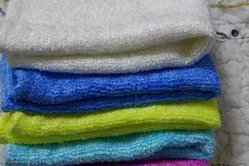 洗脸的毛巾时间久了会发黄，家政大姐教你一招，洗完和新买的一样视频封面