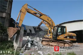 南宁市五一东路旧厂房火灾现场周围违建仓库，被彻底拆除图片
